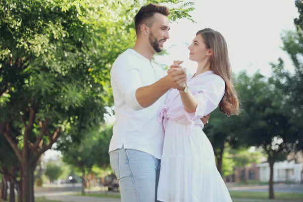 Beau Jeune Couple Dansant Ensemble Dans Parc Jour Ensoleillé — Photo