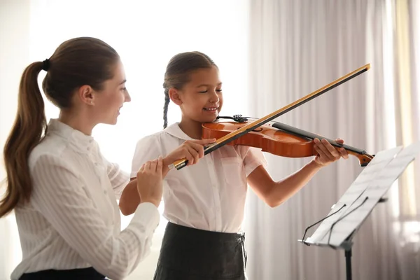 Giovane Donna Che Insegna Alla Bambina Suonare Violino Chiuso — Foto Stock