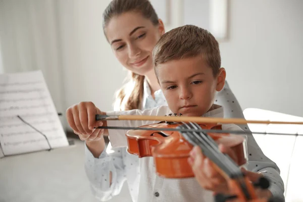 教小男孩在室内拉小提琴的年轻女子 — 图库照片