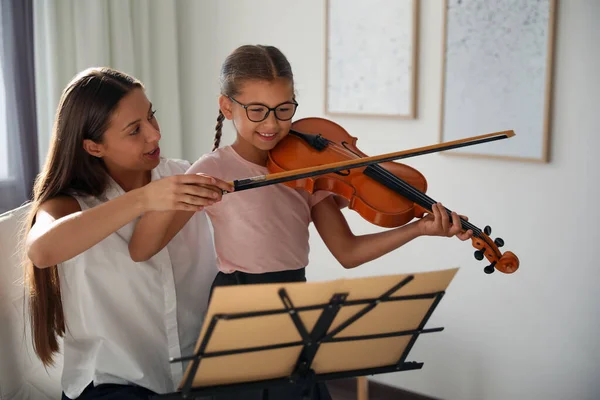 Молода Жінка Навчає Маленьку Дівчинку Грати Скрипці Приміщенні — стокове фото