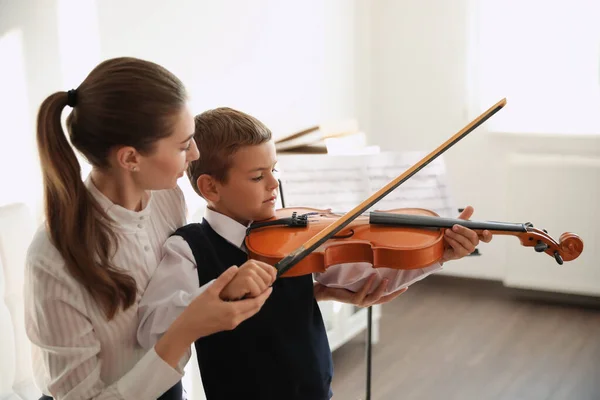 Ung Kvinna Lär Liten Pojke Att Spela Fiol Inomhus — Stockfoto