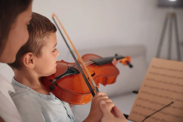 Jovem Mulher Ensinando Menino Para Tocar Violino Dentro Casa Close — Fotografia de Stock