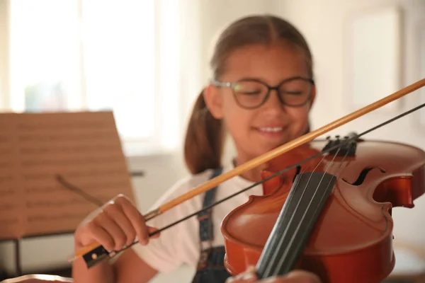 可爱的小女孩在屋里拉小提琴 音乐课 把注意力集中在弦上 — 图库照片