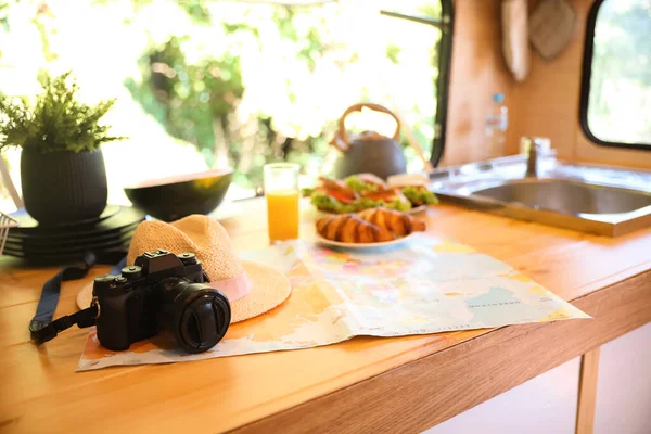 Kamera Hut Und Weltkarte Auf Holztisch Modernem Anhänger Campingurlaub — Stockfoto