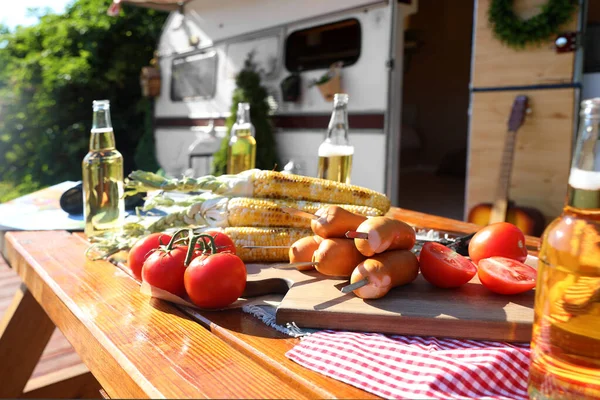 Güneşli Bir Günde Karavanın Yanındaki Tahta Masada Sosisler Sebzeler Bira — Stok fotoğraf