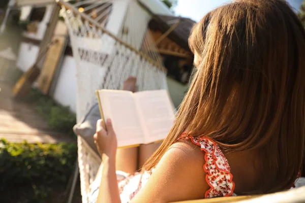 Νεαρή Γυναίκα Διαβάζει Βιβλίο Στην Αιώρα Κοντά Στο Τροχόσπιτο Εξωτερικούς — Φωτογραφία Αρχείου