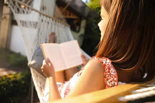 Jovem Mulher Lendo Livro Rede Perto Motorhome Livre Dia Ensolarado — Fotografia de Stock