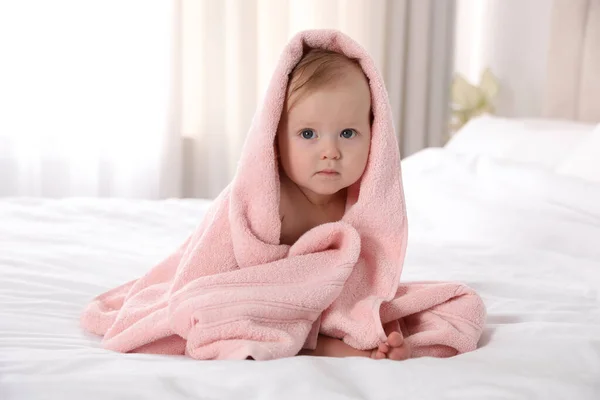 Niedliches Kleines Baby Mit Weichem Rosa Handtuch Auf Dem Bett — Stockfoto