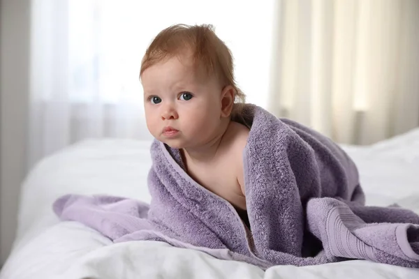 Niedliches Kleines Baby Mit Weichem Lila Handtuch Auf Dem Bett — Stockfoto