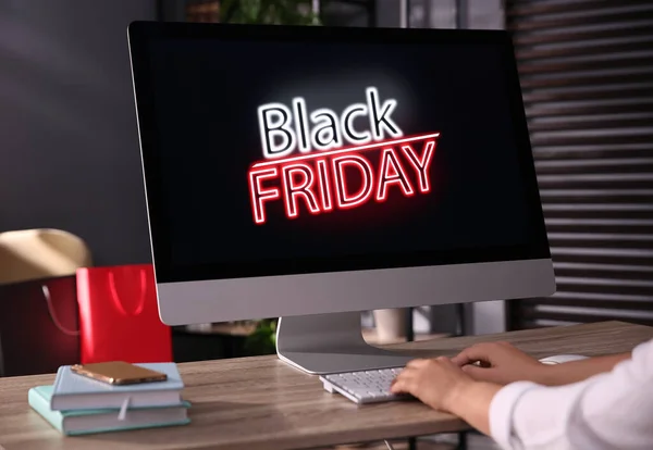 Mulher Compras Line Usando Computador Escritório Close Black Friday Venda — Fotografia de Stock