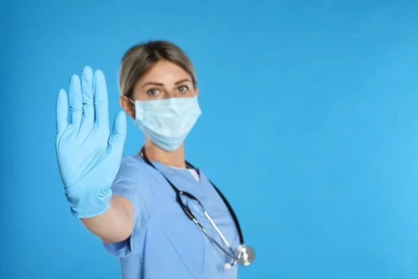 마스크를 의사가 가벼운 파란색 배경에 신호를 표시하고 텍스트를 공간을 합니다 — 스톡 사진
