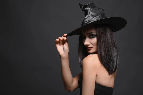 黒い背景に帽子をかぶった謎の魔女 テキストのためのスペース — ストック写真