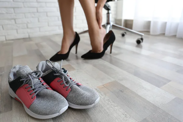 Frau Wechselt Schuhe Büro Nahaufnahme Mit Fokus Auf Turnschuhe Müde — Stockfoto