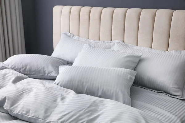 Cama Confortável Com Cobertor Macio Travesseiros Dentro Casa — Fotografia de Stock
