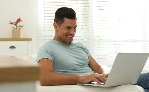 Homem Usando Laptop Para Pesquisa Sofá Casa — Fotografia de Stock