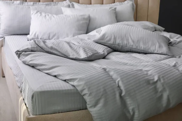 Bequemes Bett Mit Weicher Decke Und Kissen Drinnen — Stockfoto