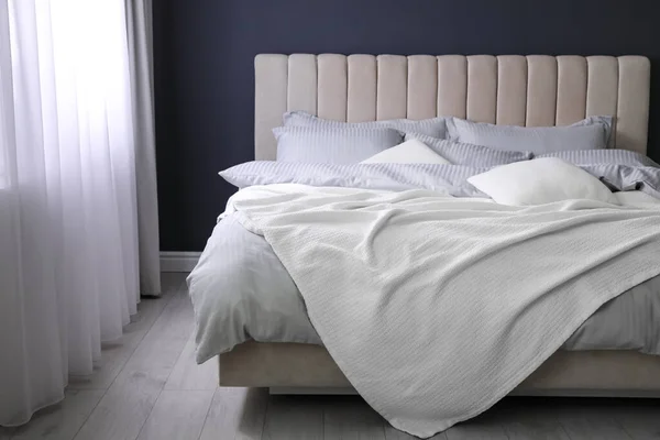 Cómoda Cama Con Manta Suave Almohadas Interior — Foto de Stock