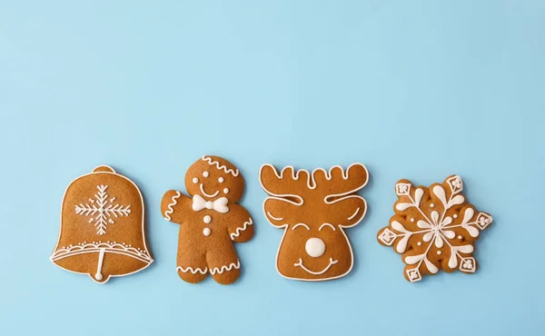 Diferentes Galletas Jengibre Navidad Sobre Fondo Azul Claro Planas Espacio — Foto de Stock