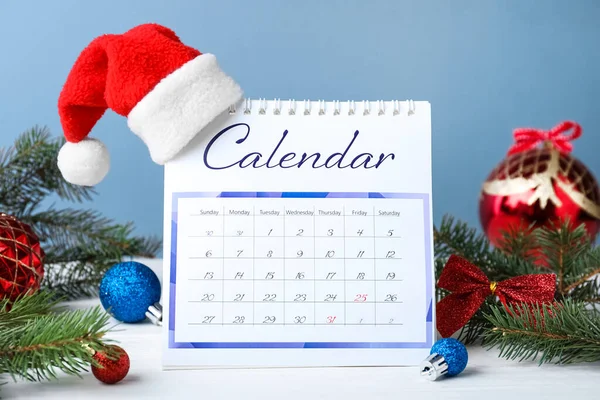 Календарь Санта Клаусом Рождественским Убранством Белом Деревянном Столе Holiday Countdown — стоковое фото