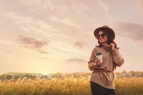 아름다운 스웨터를 야외에서 커피를 마시고 아름다운 — 스톡 사진