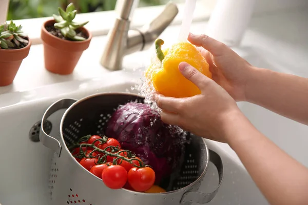 Mujer Lavando Pimiento Fresco Fregadero Cocina Primer Plano —  Fotos de Stock