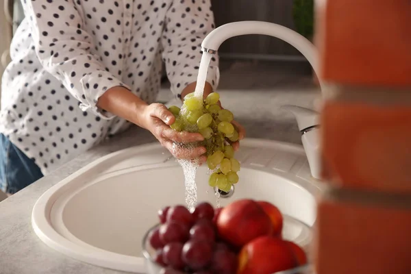 Mujer Lavando Uvas Frescas Fregadero Cocina Primer Plano — Foto de Stock