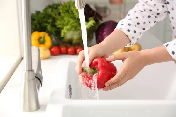 Mujer Lavando Pimiento Rojo Fresco Fregadero Cocina Primer Plano —  Fotos de Stock