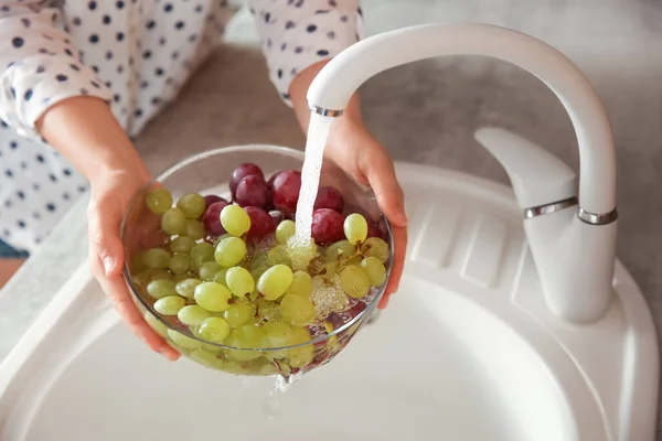 Mulher Lavando Uvas Frescas Pia Cozinha Close — Fotografia de Stock