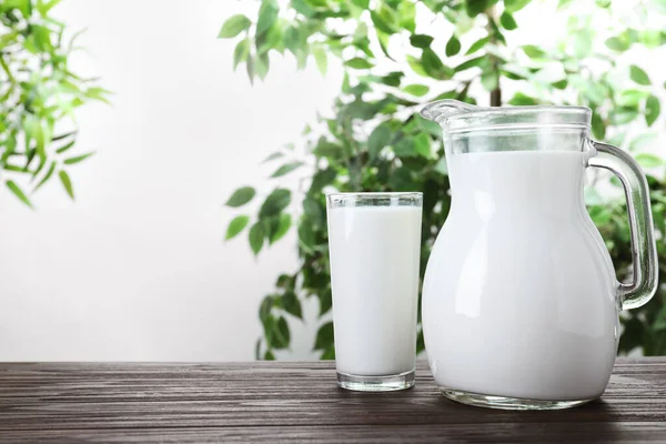 Jarra Vaso Con Leche Fresca Sobre Mesa Madera Sobre Fondo —  Fotos de Stock