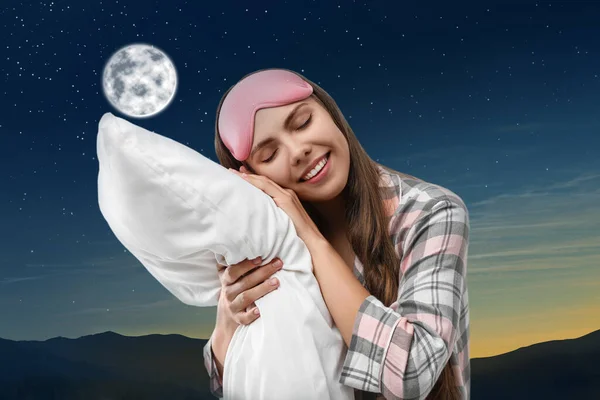 Schöne Frau Mit Kopfkissen Und Nächtlichem Sternenhimmel Mit Vollmond Hintergrund — Stockfoto