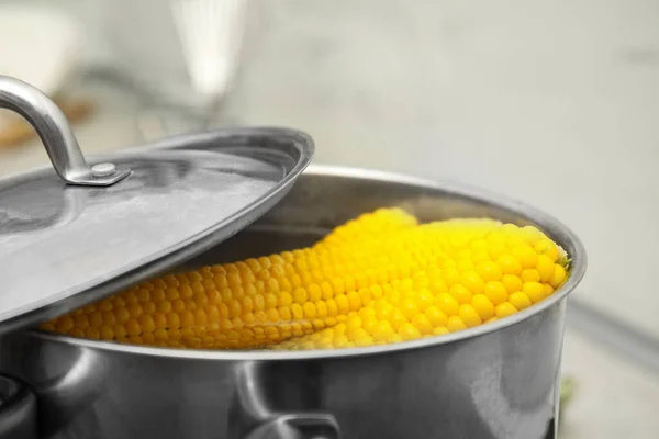 Горшок Вареными Кукурузными Початками Кухне Крупный План — стоковое фото