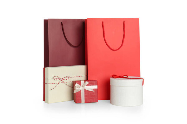 Бумажные пакеты и подарочные коробки изолированы на белом
