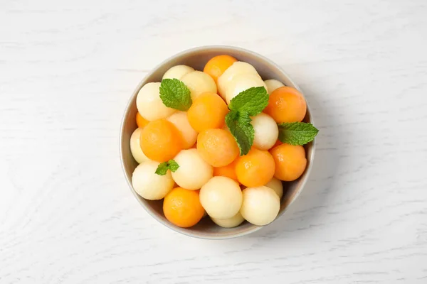Meloenballen Munt Schaal Witte Houten Tafel Bovenaanzicht — Stockfoto