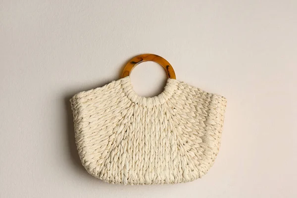 Elegante Bolso Paja Para Mujer Sobre Fondo Beige Vista Superior —  Fotos de Stock