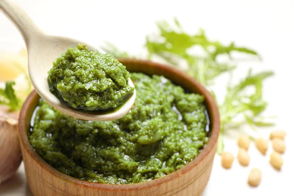 Sked Välsmakande Ruccola Pesto Nära Skål Med Sås Närbild — Stockfoto