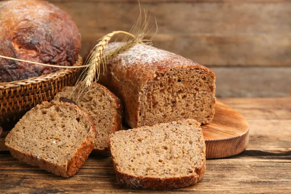 Lekker Vers Gebakken Brood Houten Tafel — Stockfoto