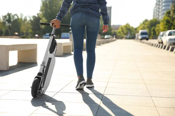 Mulher Carregando Dobrado Scooter Elétrico Chute Livre Espaço Para Texto — Fotografia de Stock