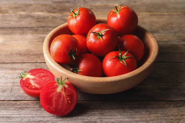 Φρέσκες Ώριμες Κόκκινες Ντομάτες Ξύλινο Τραπέζι — Φωτογραφία Αρχείου