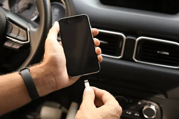 Uomo Che Collega Cavo Ricarica Allo Smartphone Auto Primo Piano — Foto Stock