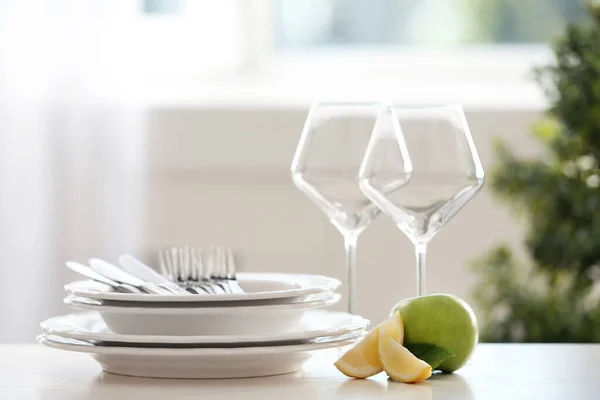 Tiszta Ebédlőeszközök Gyümölcsök Készlete Asztalon — Stock Fotó