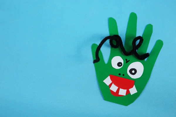 Αστεία Πράσινο Χέρι Σχήμα Τέρας Γαλάζιο Φόντο Πάνω Άποψη Χώρο — Φωτογραφία Αρχείου