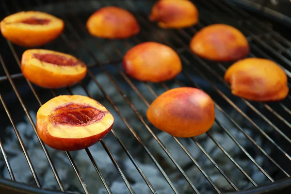 Moderner Grill Mit Leckeren Geschnittenen Pfirsichen Nahaufnahme — Stockfoto