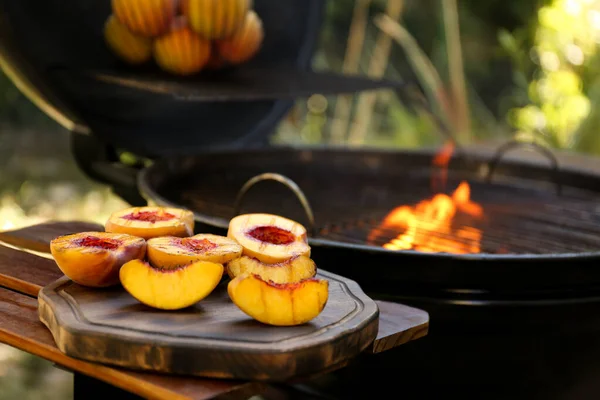 Deliciosos Melocotones Parrilla Mesa Madera Aire Libre —  Fotos de Stock