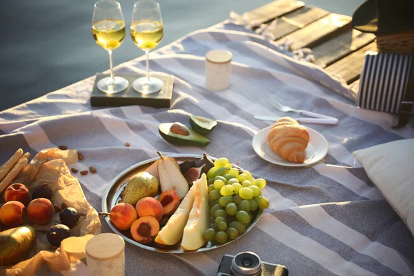 Manta Piquenique Com Deliciosa Comida Vinho Cais — Fotografia de Stock