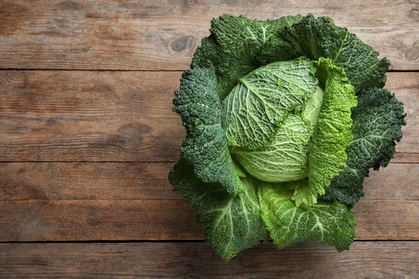 Tahta masada taze, olgun, savoy lahanası, üst manzara. Metin için boşluk