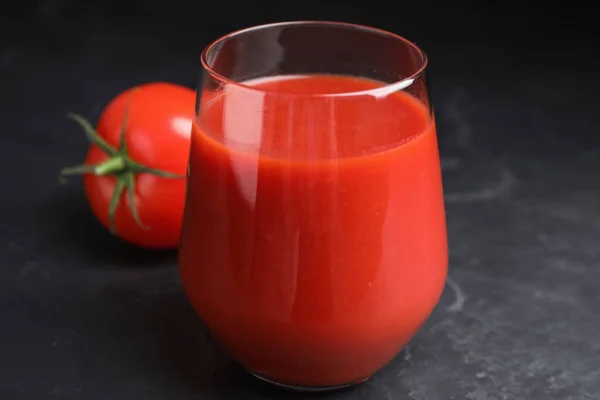Köstlicher Frischer Tomatensaft Auf Schwarzem Tisch Nahaufnahme — Stockfoto