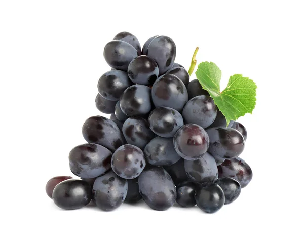 Ramo Uvas Frescas Maduras Jugosas Color Azul Oscuro Con Hojas —  Fotos de Stock