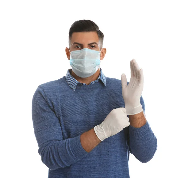 Hombre Con Mascarilla Protectora Poniéndose Guantes Médicos Sobre Fondo Blanco —  Fotos de Stock