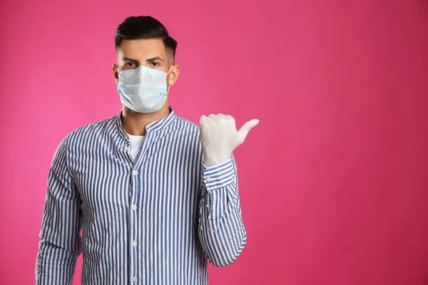 Uomo Maschera Protettiva Guanti Medici Che Puntano Qualcosa Sfondo Rosa — Foto Stock