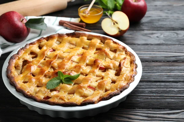 Tarta Manzana Tradicional Con Menta Sobre Mesa Madera Negra — Foto de Stock